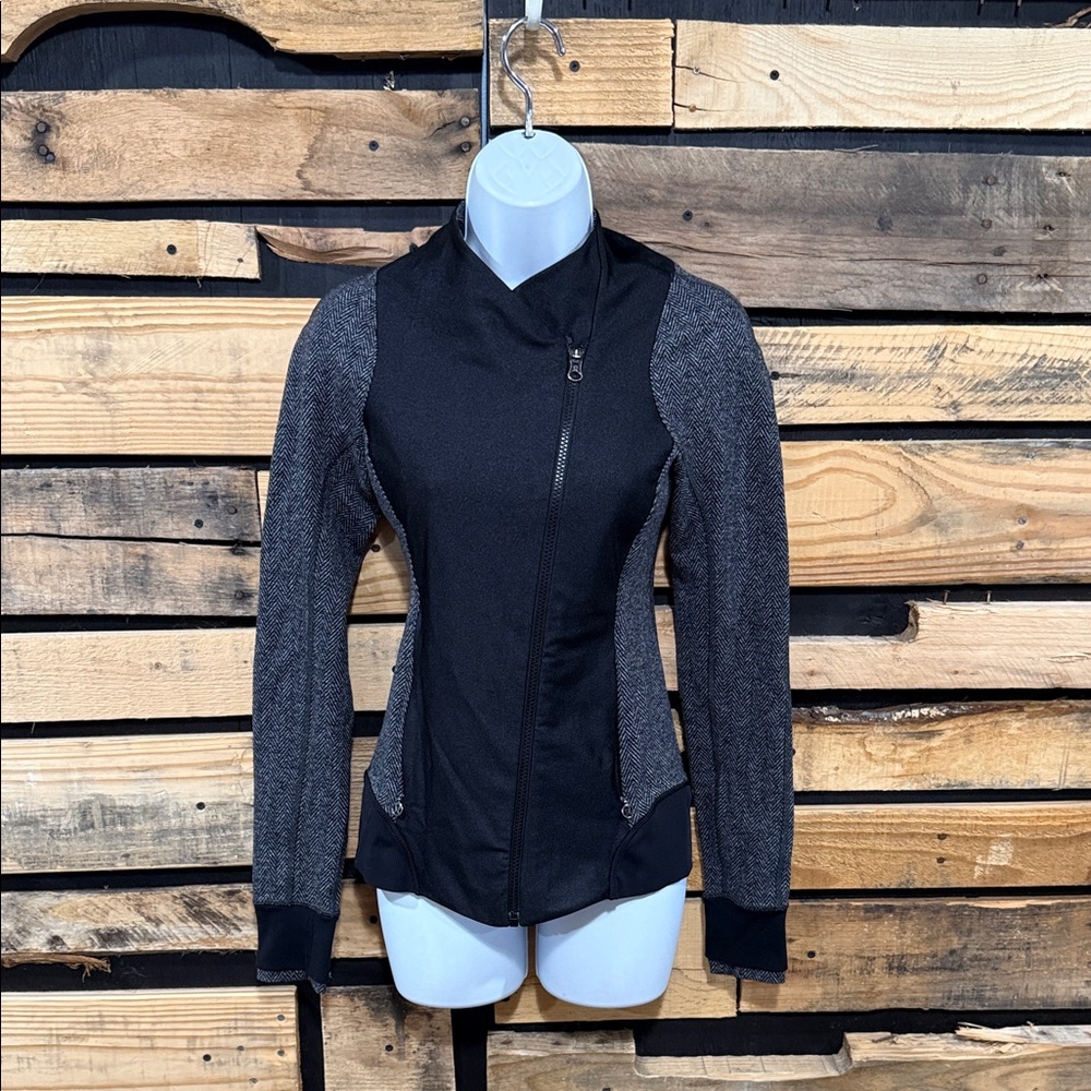 Lululemon Emerge Renewed Jacket
Black / Giant Herringbone Black Heathered Black